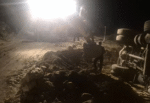 बदरीनाथ हाईवे पर पैनी के पास तेल से भरा ट्रक पलटा, सड़क व नाली में बहा 12,000 लीटर डीजल