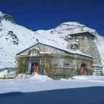 केदारनाथ धाम में गिरी 2026 सीजन की पहली बर्फ, सफेद चादर में लिपटा बाबा केदार का धाम