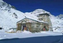 केदारनाथ धाम में गिरी 2026 सीजन की पहली बर्फ, सफेद चादर में लिपटा बाबा केदार का धाम