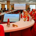 कुंभ मेले को लेकर मेला प्रशासन ने की अखाड़ों के साथ बैठक, अमृत स्नान पर्वों पर निकाली जाएंगी भव्य पेशवाईयां