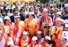 लोक गीतों की धुनों के बीच सीएम आवास में निखरे होली के रंग