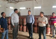 एलपीजी गैस की कालाबाजारी पर देहरादून जिला प्रशासन सख्त, गैस एजेंसियों का औचक निरीक्षण