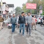 लोनिवि सचिव ने डीएम के साथ रोड कटिंग उपरांत मार्गों के रेस्टोरेशन कार्यों का निरीक्षण किया