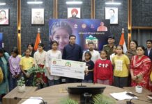 नवरात्र पर डीएम ने की देवियों की स्तुति; 10 बालिकाओं की शिक्षा पुनर्जीवित