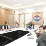 गैस, ईंधन व आवश्यक वस्तुओं की पर्याप्त आपूर्ति, पैनिक होने की आवश्यकता नहींः मुख्य सचिव