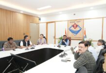 गैस, ईंधन व आवश्यक वस्तुओं की पर्याप्त आपूर्ति, पैनिक होने की आवश्यकता नहींः मुख्य सचिव