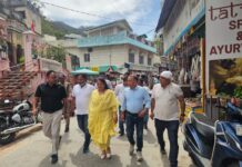 कुंभ मेला तैयारीः मेला प्रशासन ने विधायक के साथ स्वर्गाश्रम क्षेत्र का भ्रमण कर घाटों का लिया जायजा