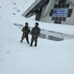 भारतीय सेना के जवान और गुरुद्वारा श्री हेमकुंट साहिब मैनेजमेंट ट्रस्ट के सेवादारों ने ट्रेक रूट का निरीक्षण किया