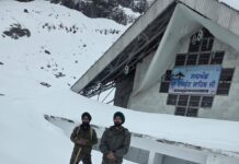 भारतीय सेना के जवान और गुरुद्वारा श्री हेमकुंट साहिब मैनेजमेंट ट्रस्ट के सेवादारों ने ट्रेक रूट का निरीक्षण किया