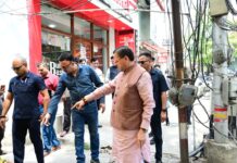 सीएम हेल्पलाइन पर दर्ज शिकायत की पड़ताल करने खुद मौके पर पहुंचे सीएम धामी