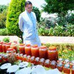 सीएम ने मुख्यमंत्री आवास परिसर में शहद निकालने की प्रक्रिया का अवलोकन किया