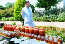 सीएम ने मुख्यमंत्री आवास परिसर में शहद निकालने की प्रक्रिया का अवलोकन किया