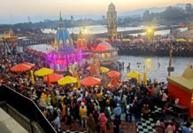 श्रद्धालुओं ने गंगा में लगाई आस्था की डुबकी