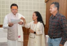 मुख्यमंत्री ने प्रदेश के विभिन्न जनपदों से आए लोगों की समस्याओं को सुना