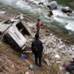 कार खाई में गिरने से तीन लोगों की मौत, तीन घायल