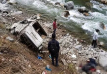 कार खाई में गिरने से तीन लोगों की मौत, तीन घायल