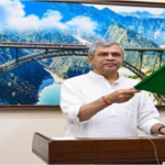 रेल मंत्री अश्विनी वैष्णव ने बेंगलुरु और मुंबई के बीच नई एक्सप्रेस रेलगाड़ी को हरी झंडी दिखाकर रवाना किया
