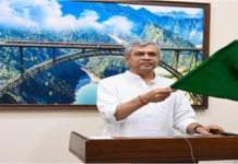 रेल मंत्री अश्विनी वैष्णव ने बेंगलुरु और मुंबई के बीच नई एक्सप्रेस रेलगाड़ी को हरी झंडी दिखाकर रवाना किया