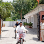 ईंधन संरक्षण के समर्थन में आवासन और शहरी कार्य राज्य मंत्री तोखन साहू ने अपने आवास से संकल्प भवन तक 3 किमी साइकिल चलाई