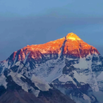 तीन भारतीयों सहित 274 पर्वतारोहियों ने माउंट एवरेस्ट पर एक दिन में सबसे अधिक चढ़ाई का विश्व रिकॉर्ड बनाया