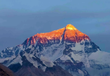 तीन भारतीयों सहित 274 पर्वतारोहियों ने माउंट एवरेस्ट पर एक दिन में सबसे अधिक चढ़ाई का विश्व रिकॉर्ड बनाया