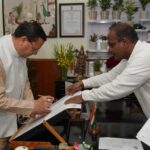 मुख्य निर्वाचन अधिकारी ने सीएम धामी को सौंपा गणना फॉर्म