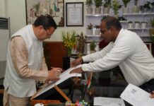 मुख्य निर्वाचन अधिकारी ने सीएम धामी को सौंपा गणना फॉर्म