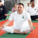सीएम धामी ने बनबसा में हजारों लोगों के साथ किया योगाभ्यास