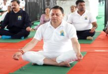 सीएम धामी ने बनबसा में हजारों लोगों के साथ किया योगाभ्यास