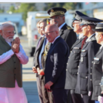 प्रधानमंत्री मोदी नीस पहुँचे, वरिष्ठ अधिकारियों ने किया गर्मजोशी से स्वागत