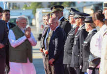 प्रधानमंत्री मोदी नीस पहुँचे, वरिष्ठ अधिकारियों ने किया गर्मजोशी से स्वागत