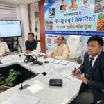 ग्रामीण सड़कों को युद्धस्तर पर खोलने तथा नदियों के जलस्तर की लगातार निगरानी के निर्देश
