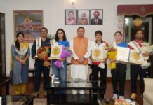 मुख्यमंत्री धामी से मिलीं अंतरराष्ट्रीय स्तर पर पदक जीतने वाली उत्तराखंड की महिला मुक्केबाज, मुख्यमंत्री ने किया सम्मानित