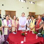 मुख्यमंत्री ने मुख्य सेवक सदन में लेखकों एवं साहित्यकारों से किया संवाद