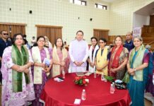 मुख्यमंत्री ने मुख्य सेवक सदन में लेखकों एवं साहित्यकारों से किया संवाद