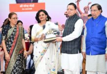 मुख्यमंत्री ने तीलू रौतेली एवं आंगनबाड़ी कार्यकत्री पुरस्कार से मातृशक्ति को किया सम्मानित