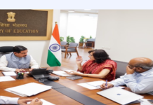 शिक्षा मंत्री प्रल्हाद जोशी ने परीक्षा सुधारों पर वरिष्ठ अधिकारियों के साथ बैठक की